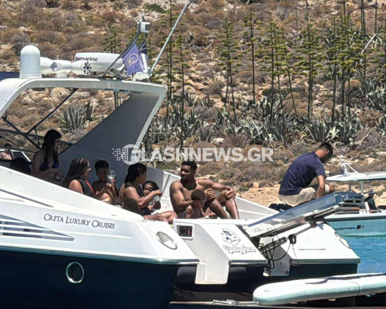 Ο Γιάννης Αντετοκούνμπο απολαμβάνει με σκάφος τις παραλίες της Κρήτης