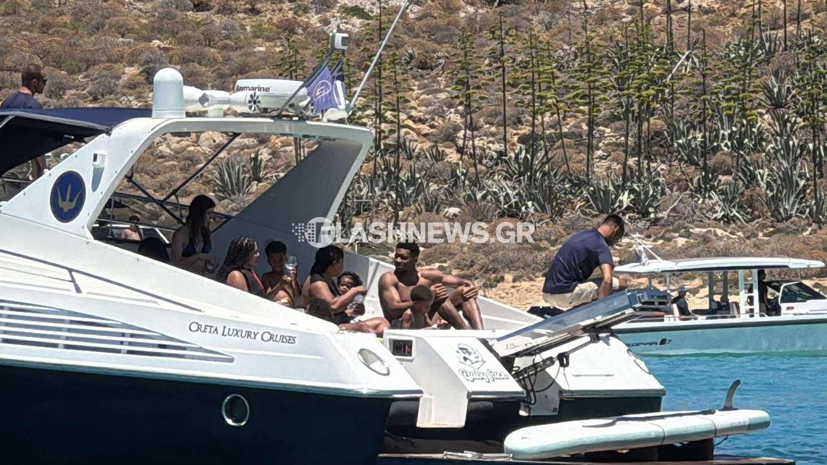 Ο Γιάννης Αντετοκούνμπο σε σκάφος στα Χανιά