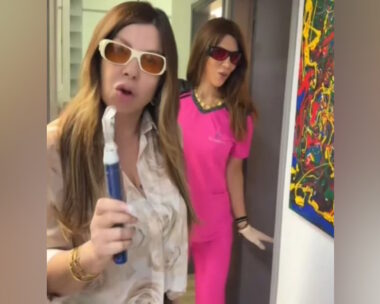Η Άντζελα Δημητρίου ενώ ερμηνεύει το νέο της τραγούδι σε οδοντιατρείο