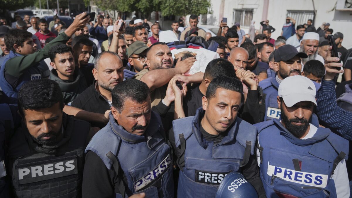 Κηδεία δημοσιογράφου στη Γάζα / AP Photo / Jehad Alshrafi