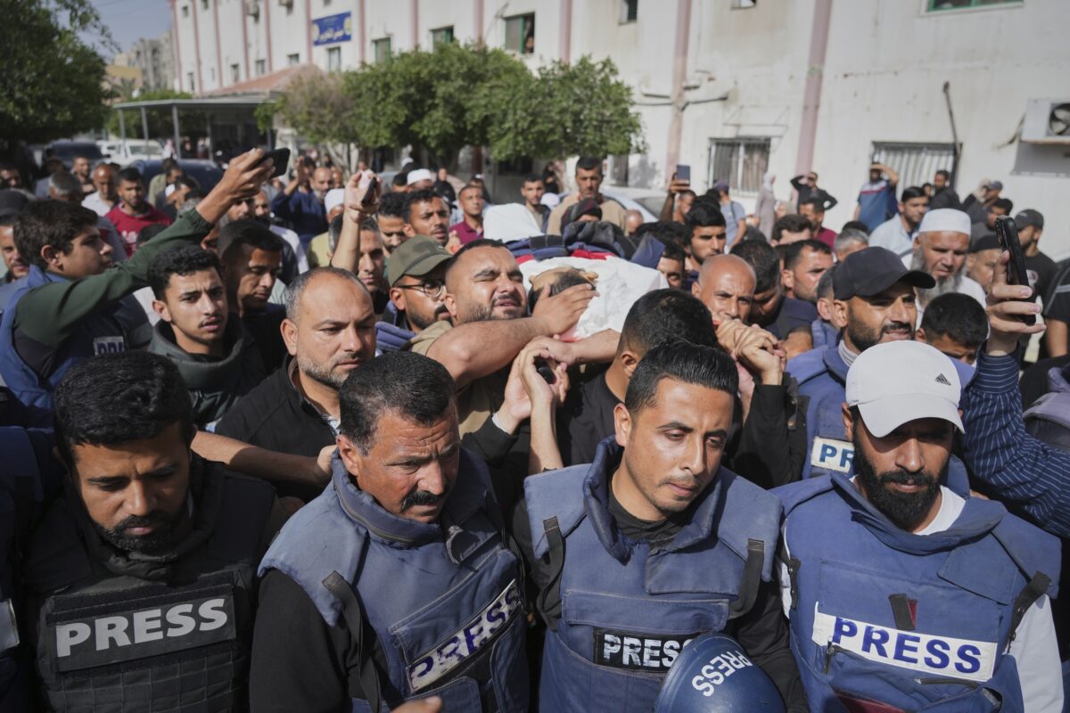 Κηδεία δημοσιογράφου στη Γάζα / AP Photo / Jehad Alshrafi