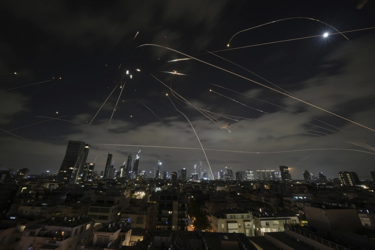 Το ισραηλινό σύστημα αεροπορικής άμυνας Iron Dome πυροβολεί για να αναχαιτίσει πυραύλους κατά τη διάρκεια ιρανικής επίθεσης πάνω από το Τελ Αβίβ, Ισραήλ, Κυριακή, 15 Ιουνίου 2025