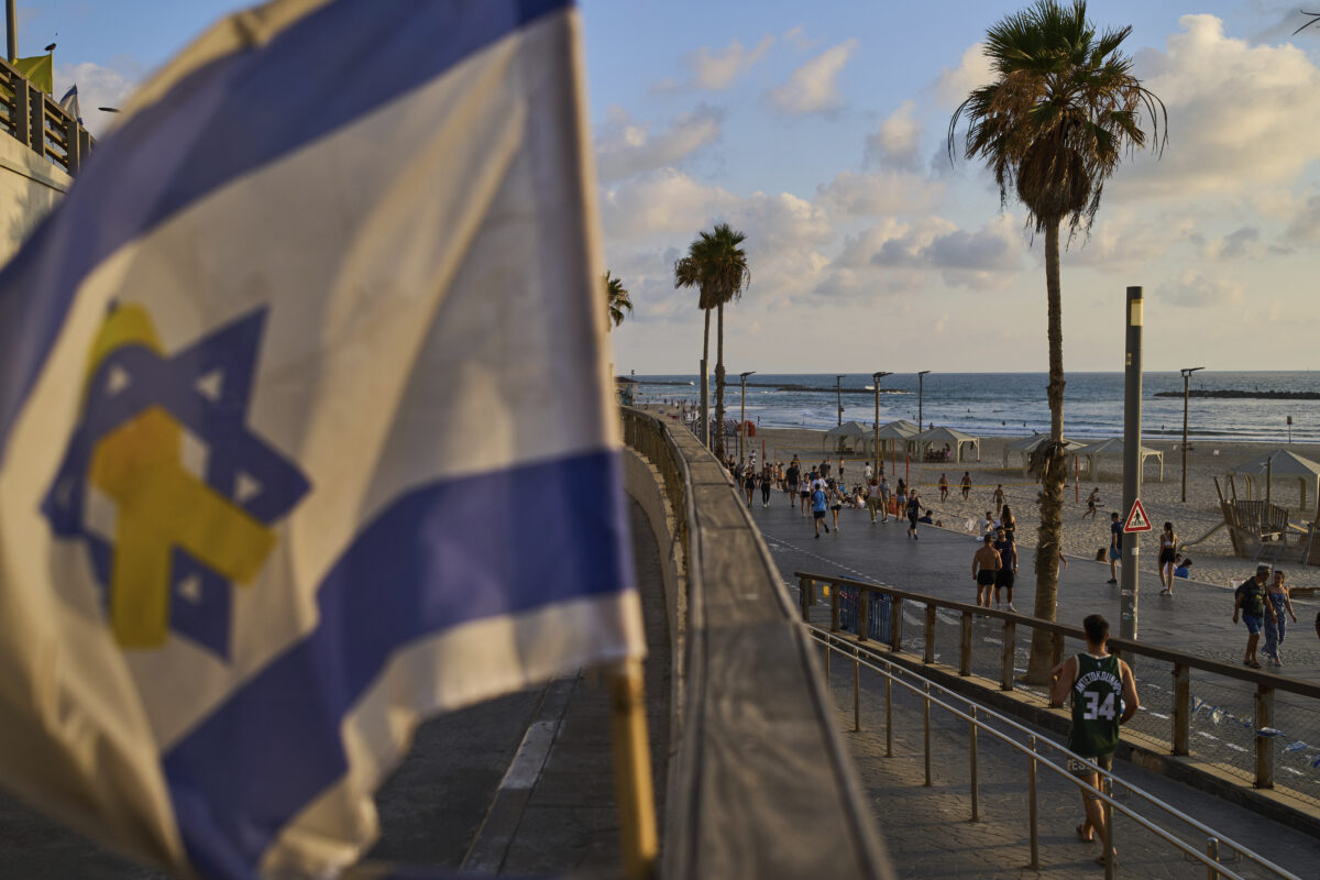 Η ισραηλινή σημαία με μια κίτρινη κορδέλα κυματίζει κατά μήκος της παραλιακής οδού του Τελ Αβίβ, Ισραήλ, Τρίτη, 24 Ιουνίου 2025