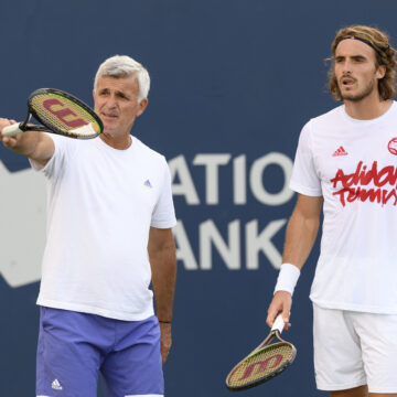 Ο Στέφανος Τσιτσιπάς με τον πατέρα του Απόστολο (Photo by Julian Avram