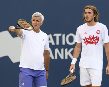 Ο Στέφανος Τσιτσιπάς με τον πατέρα του Απόστολο (Photo by Julian Avram