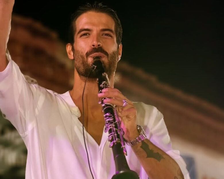 Ο Άρης Μουγκοπέτρος θυμήθηκε τις εποχές που έπαιζε κλαρίνο και «δάκρυσε» το Instagram