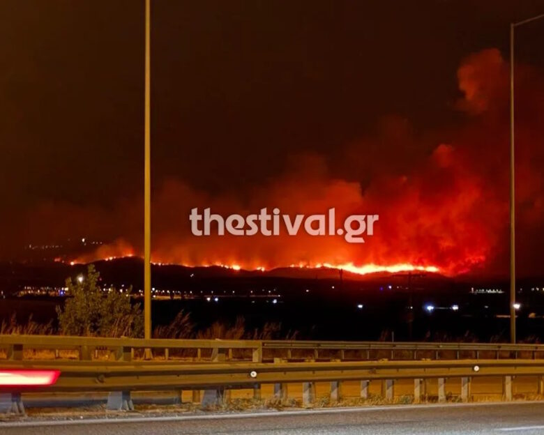 Μεγαλώνει το μέτωπο της φωτιάς στην Άσσηρο Θεσσαλονίκης – Ενισχύθηκαν οι πυροσβεστικές δυνάμεις