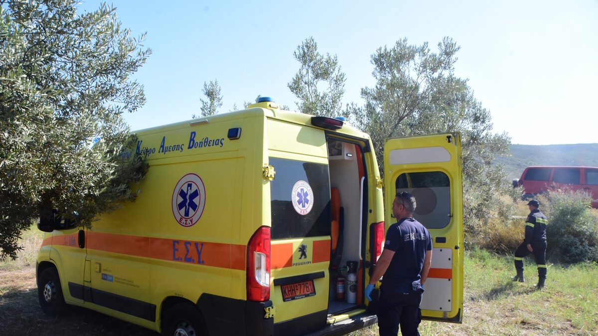 Ασθενοφόρο σε σημείο τροχαίου