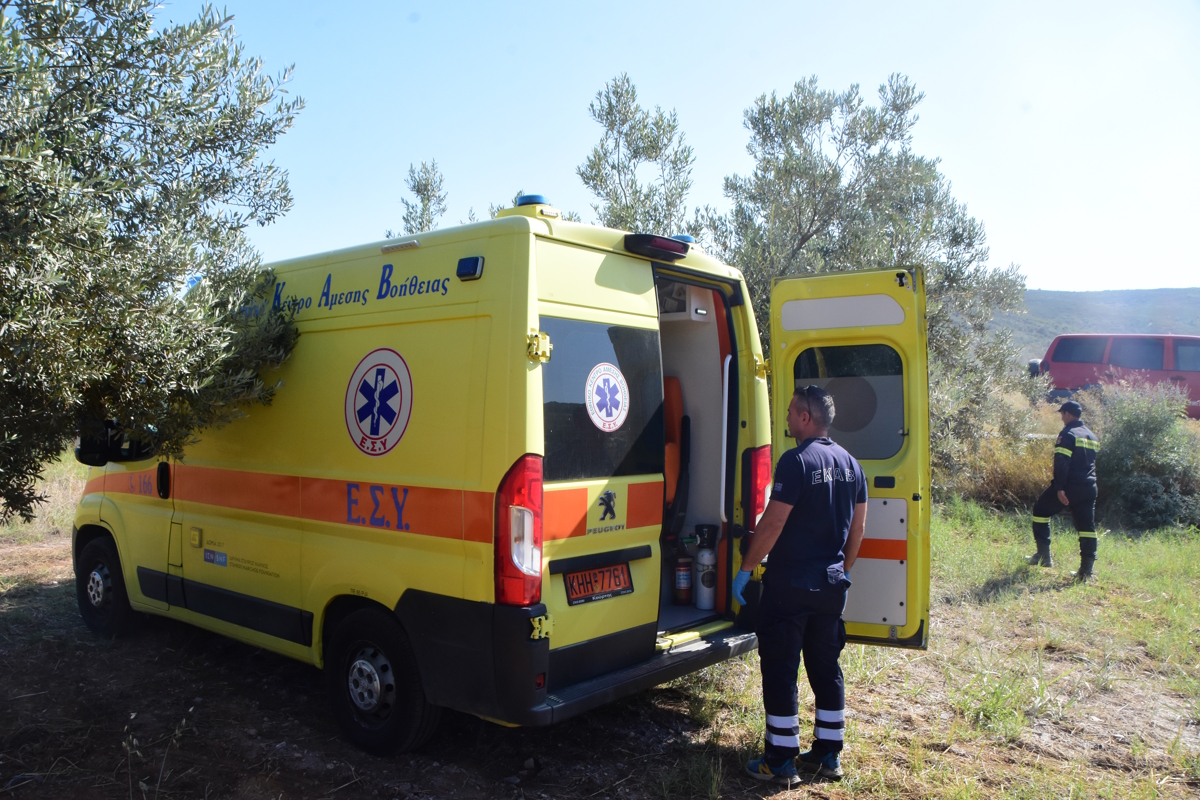 Ασθενοφόρο σε σημείο τροχαίου