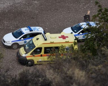 Ασθενοφόρο και περιπολικά