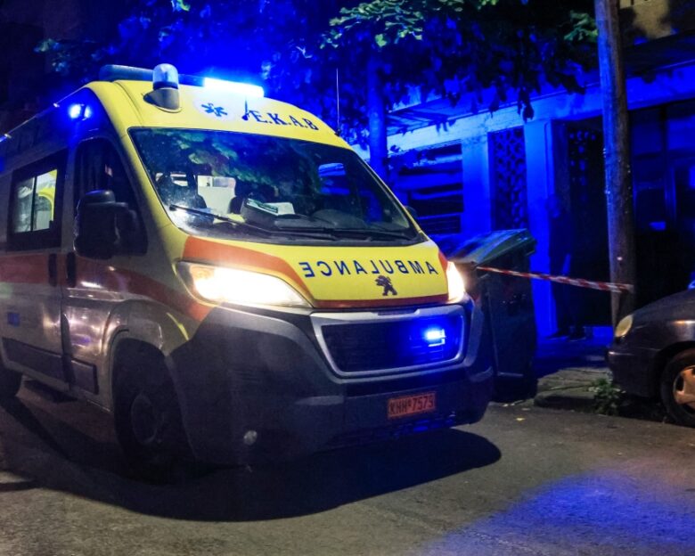 Τροχαίο στην Καλλιθέα: Νεκρός οδηγός μηχανής που έπεσε πάνω σε σταθμευμένο φορτηγό