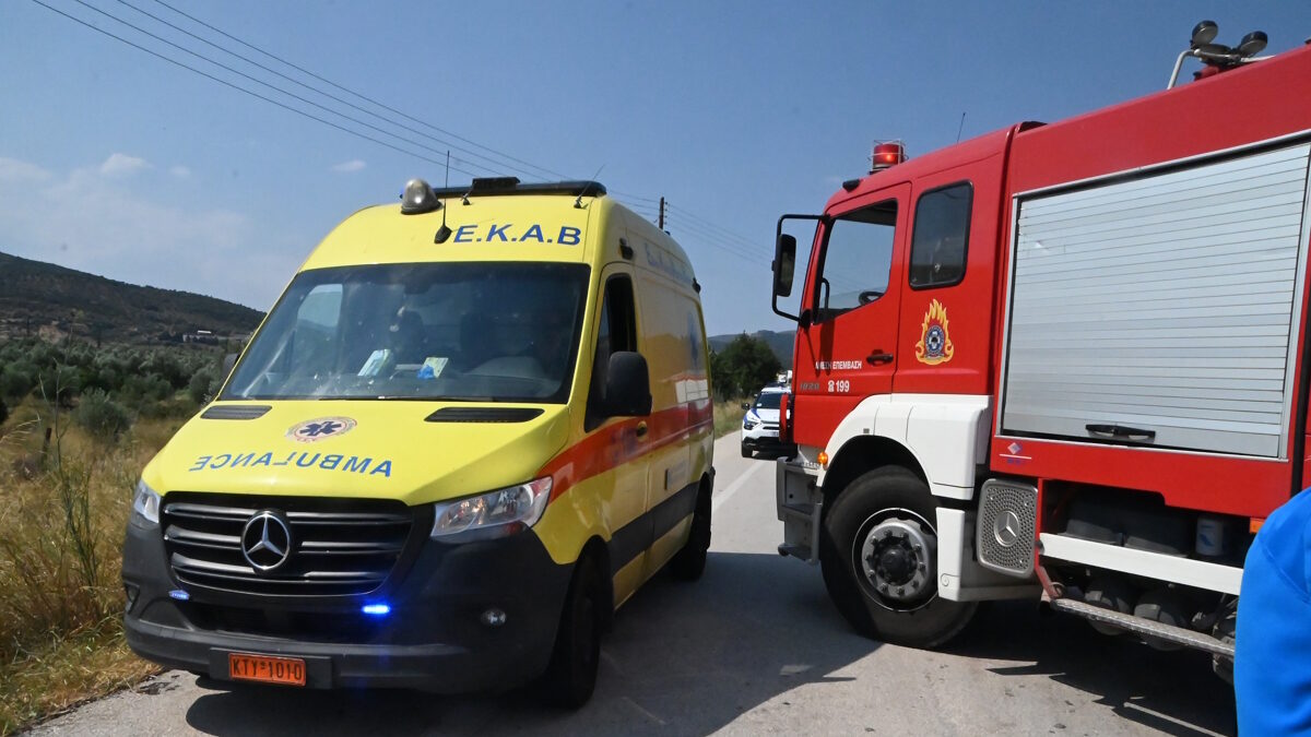 Ασθενοφόρο σε σημείο τροχαίου