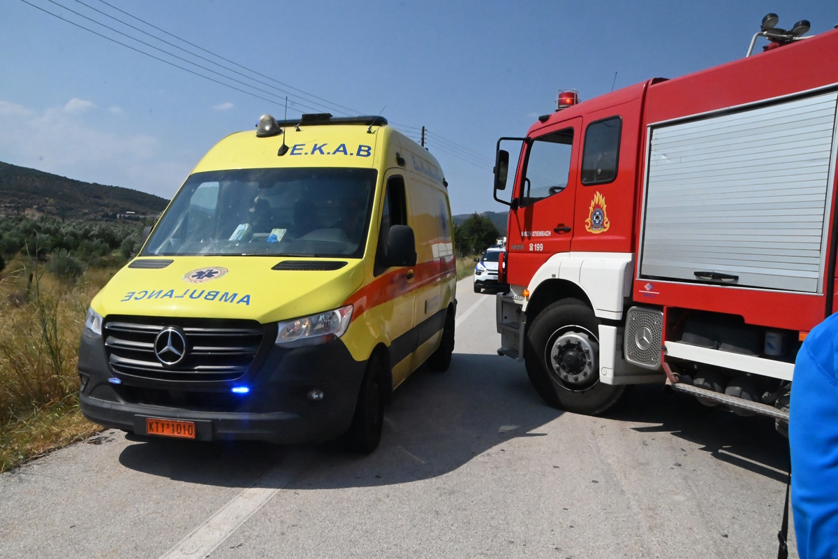 Ασθενοφόρο σε σημείο τροχαίου