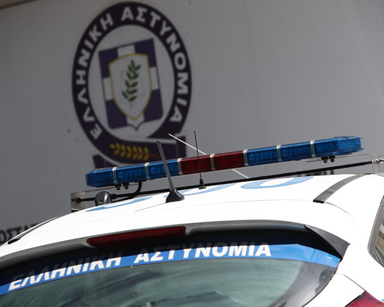 Πήγε να παρουσιαστεί στο ΑΤ Ηλιούπολης και είχε πάνω του  πιστόλι, γεμιστήρα και σιγαστήρα
