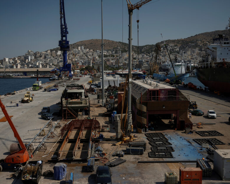 Πόσο θα κοστίσει στην ελληνική οικονομία το deal φον ντερ Λάιεν και Τραμπ για τους δασμούς
