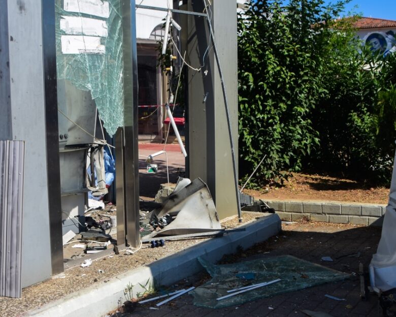 Κουκουλοφόροι ανατίναξαν ATM στην Αργολίδα: Πυροβόλησαν τους αστυνομικούς για να γλιτώσουν