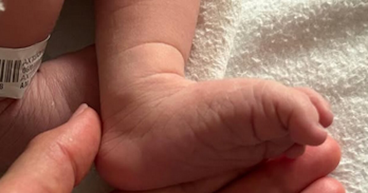 Efi Achcioglou: The first photo of her newborn infant – “Ready to meet the world” wrote