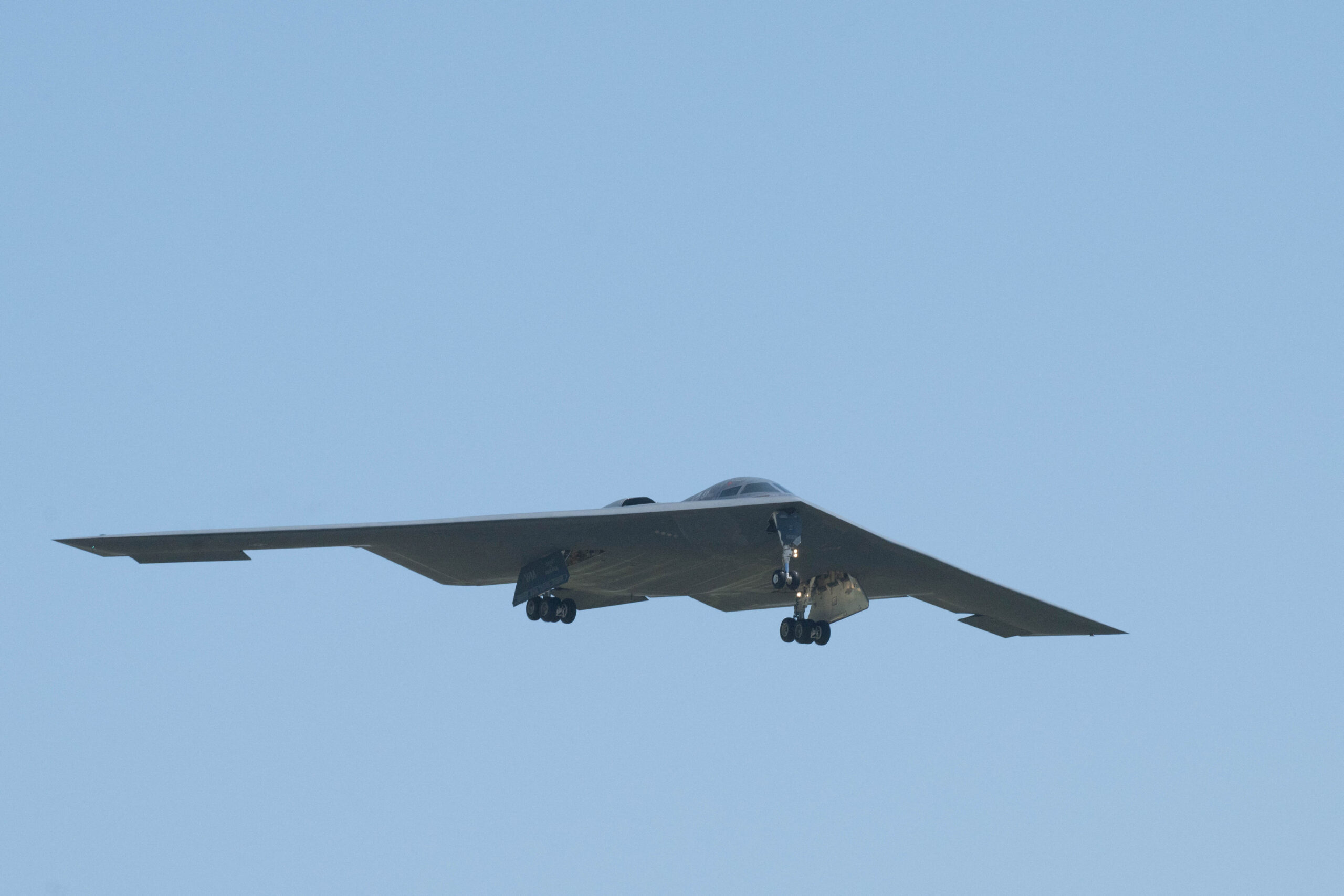 Ένα βομβαρδιστικό αεροσκάφος B-2 Spirit της Πολεμικής Αεροπορίας των ΗΠΑ προσγειώνεται μετά την επιστροφή του από την επιχείρηση Midnight Hammer