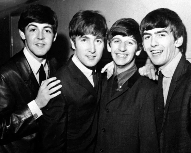 Το ελληνικό νησί που ήθελαν οι Beatles: Μια ιστορία που ναυάγησε στην γραφειοκρατία