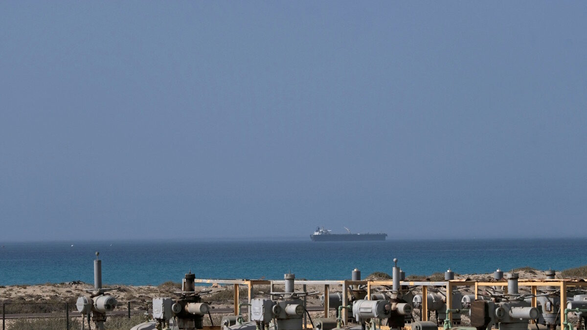 Εικόνα πετρελαιοφόρου που φεύγει από τον τερματικό σταθμό πετρελαίου της Ζουεϊτίνα στη Βεγγάζη