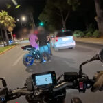 Μηχανόβιοι χωρίς κράνος λογάριαζαν χωρίς την Τροχαία στη Βουλιαγμένη – Το επεισοδιακό μπλόκο