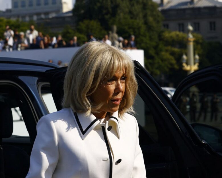Η Μπριζίτ Μακρόν «σε απόγνωση»: Συντετριμμένη από το διαδικτυακό bullying και τις ακραίες θεωρίες συνωμοσίας