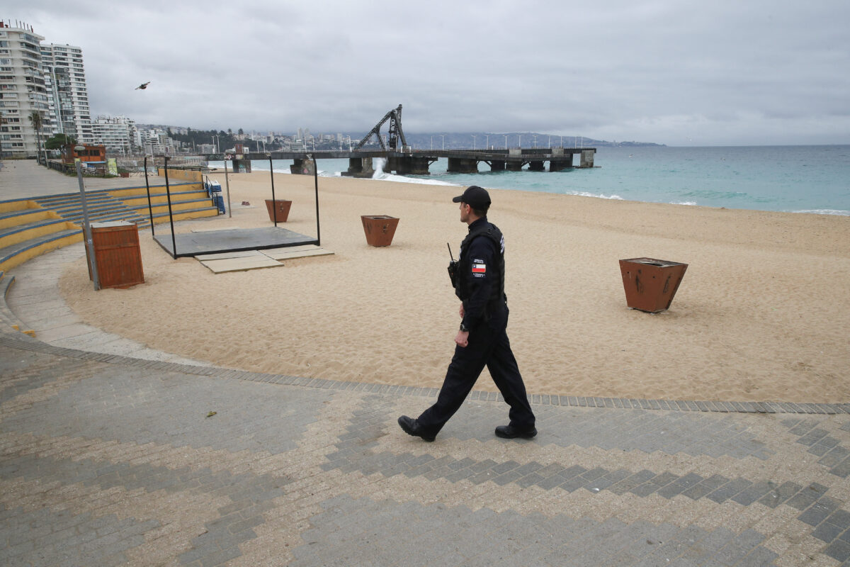 Αξιωματικός της ναυτικής αστυνομίας περιπολεί κατά τη διάρκεια της εκκένωσης της ακτογραμμής μετά από μια προειδοποίηση για τσουνάμι στη Βίνα ντελ Μαρ της Χιλής