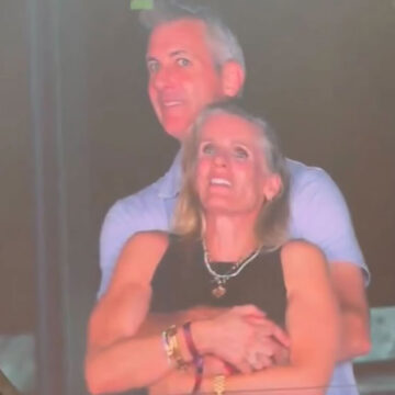 Ο Κρις Μάρτιν «τσάκωσε» παράνομο ζευγάρι στη συναυλία των Coldplay