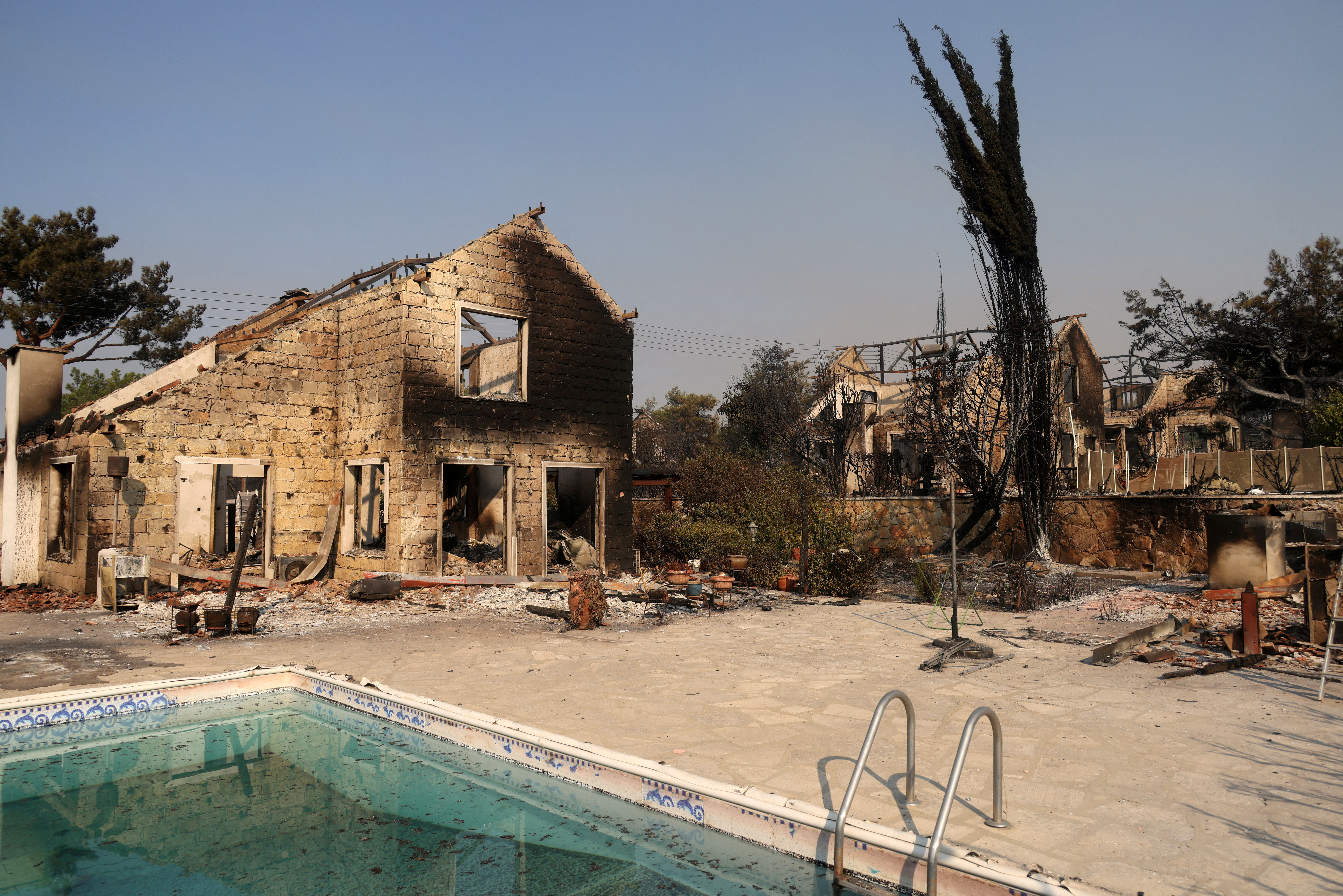 Καμένο σπίτι στην περιοχή της Λεμεσού / REUTERS / Yiannis Kourtoglou