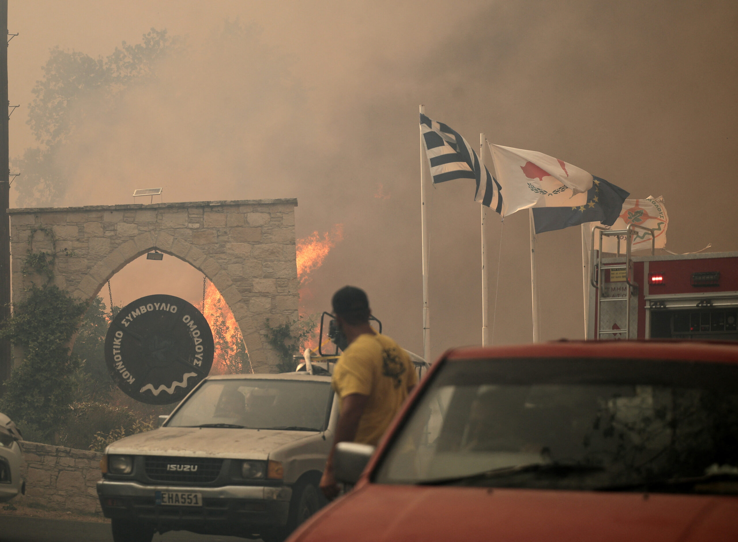 Οι φλόγες στην είσοδο του χωριού Όμοδος στην Κύπρο / REUTERS / Yiannis Kourtoglou