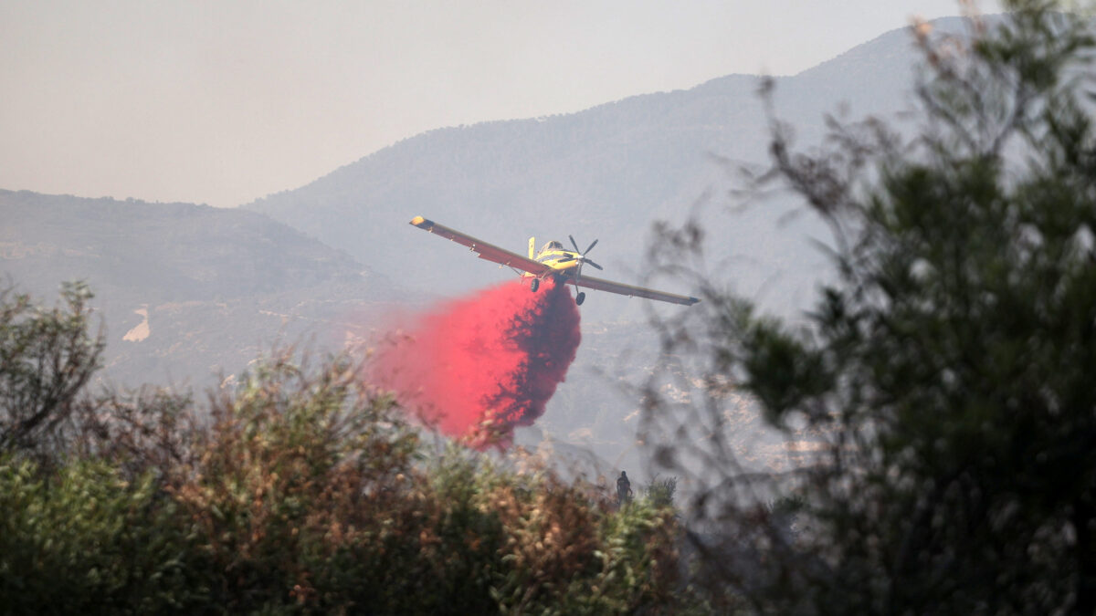Πυροσβεστικό αεροπλάνο πάνω από το χωριό Όμοδος στην Κύπρο / REUTERS / Yiannis Kourtoglou