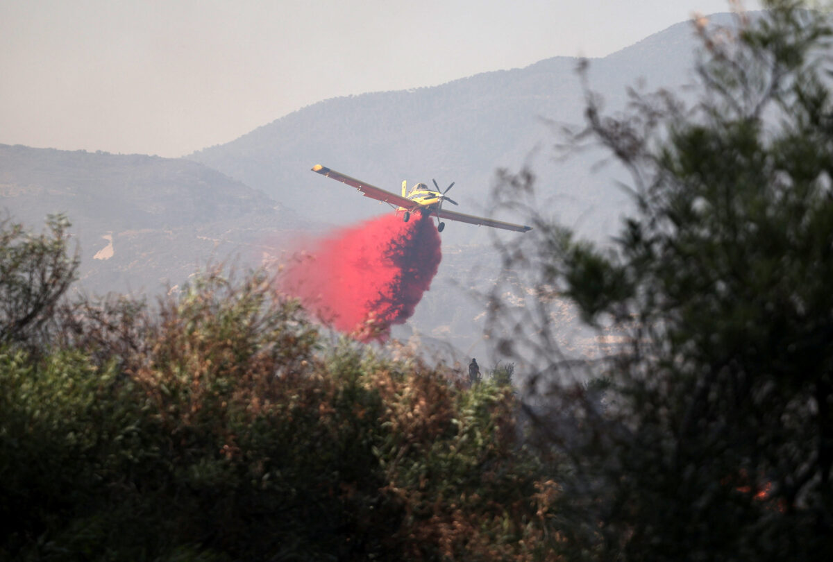 Πυροσβεστικό αεροπλάνο πάνω από το χωριό Όμοδος στην Κύπρο / REUTERS / Yiannis Kourtoglou