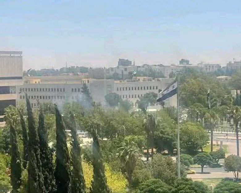Το Ισραήλ απειλεί μετά το πλήγμα στη Δαμασκό: Θα συνεχιστούν οι επιθέσεις αν δεν αποστρατιωτικοποιηθεί η νότια Συρία