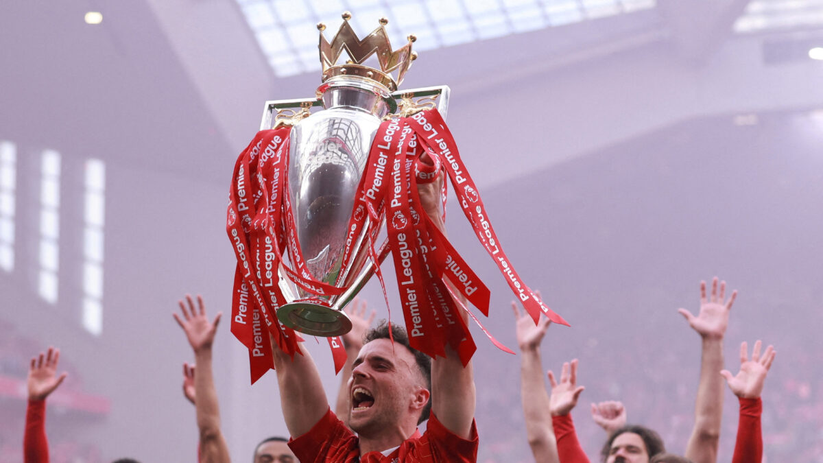 Ο Ντιόγκο Ζότα με το τρόπαιο της Premier League