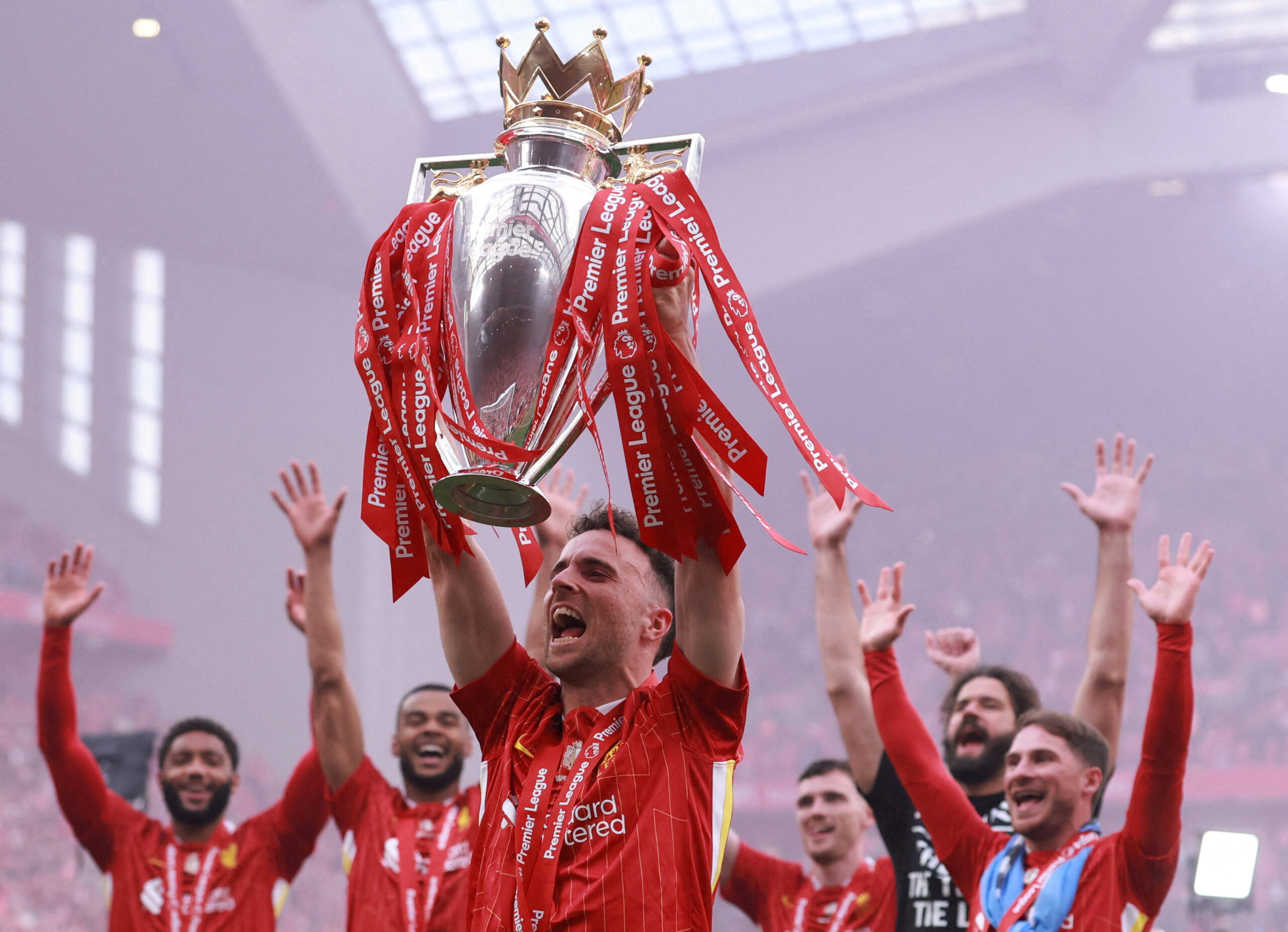 Ο Ντιόγκο Ζότα με το τρόπαιο της Premier League