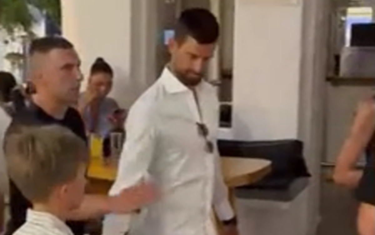 Στη Μύκονο ο Νόβακ Τζόκοβιτς, έκανε βόλτα στα Ματογιάννια με τη σύζυγο και τα παιδιά του