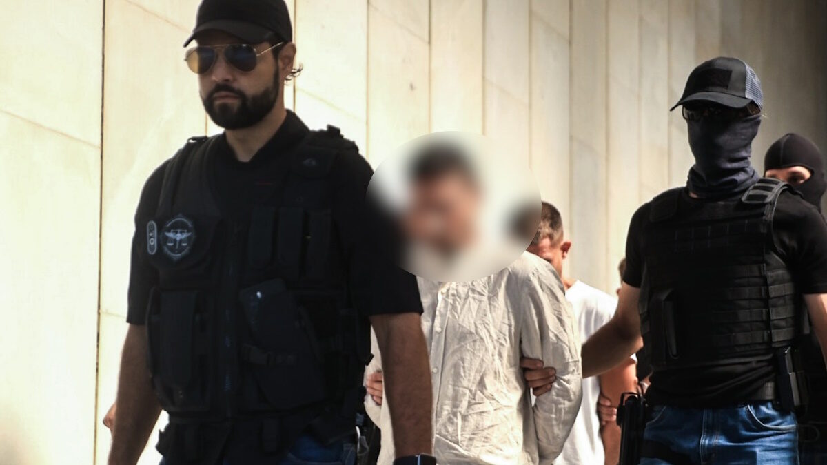 Ο 35χρονος οδηγείται από τους αστυνομικούς από τη ΓΑΔΑ στα δικαστήρια της Ευελπίδων
