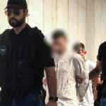 Ο 35χρονος οδηγείται από τους αστυνομικούς από τη ΓΑΔΑ στα δικαστήρια της Ευελπίδων
