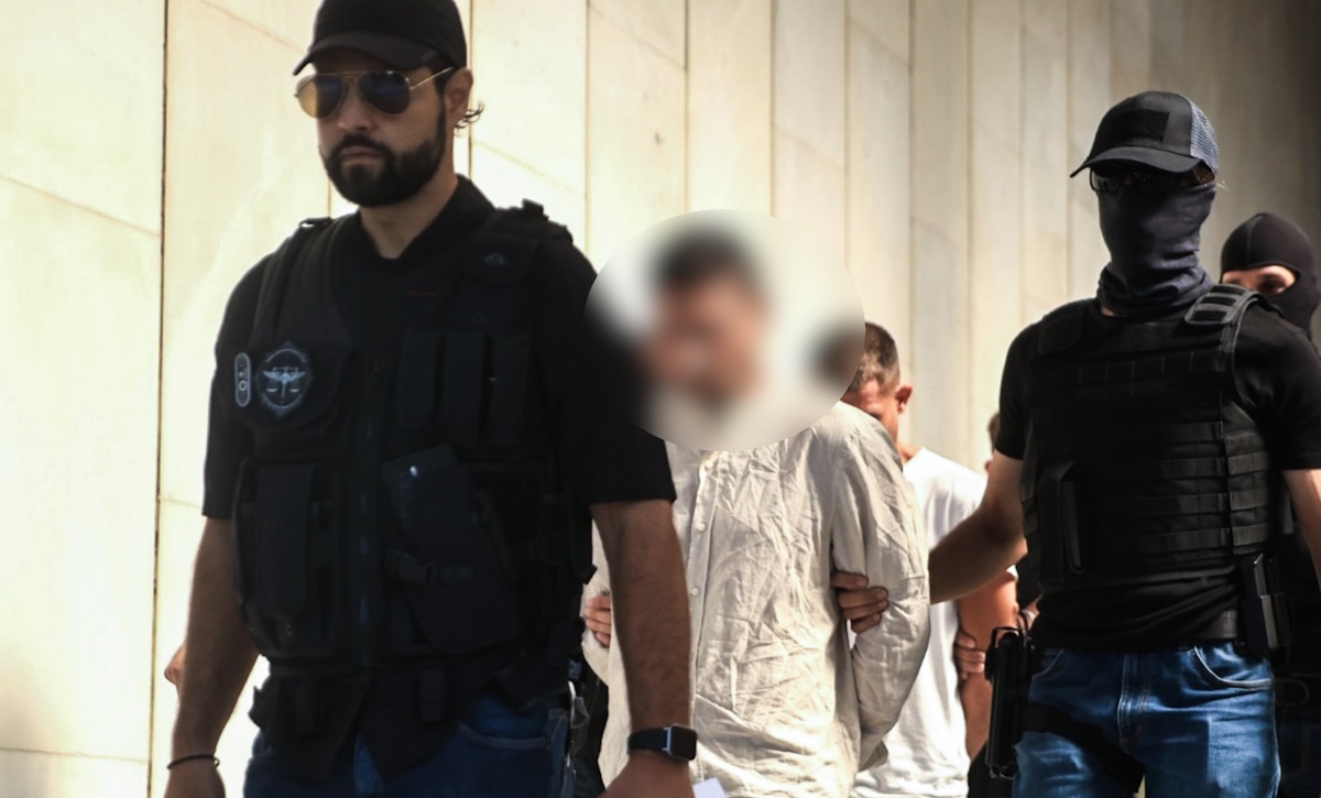 Ο 35χρονος οδηγείται από τους αστυνομικούς από τη ΓΑΔΑ στα δικαστήρια της Ευελπίδων