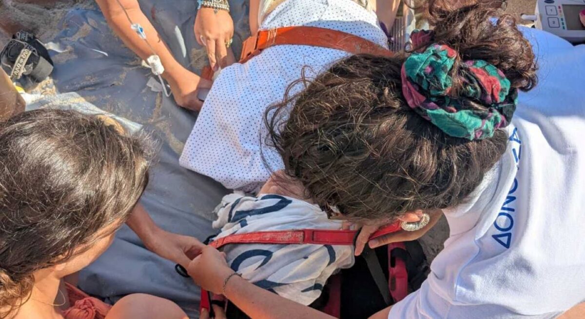 Κατά τη μεταφορά της τουρίστριας μετά τον τραυματισμό της από ομπρέλα