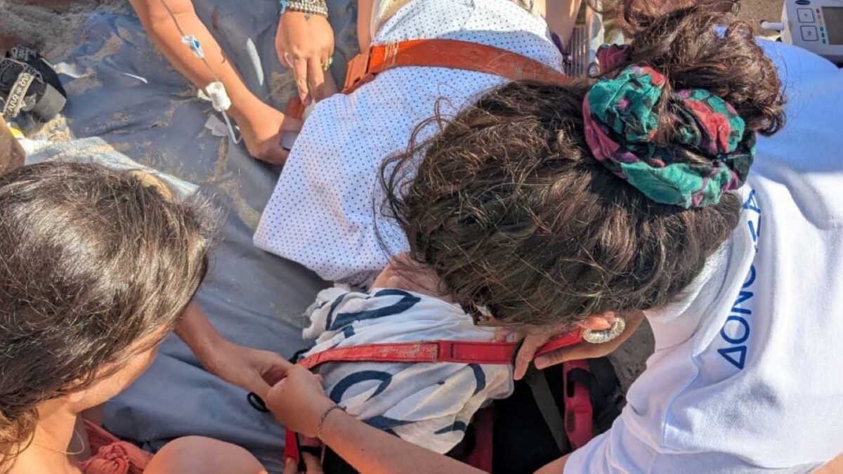 Κατά τη μεταφορά της τουρίστριας μετά τον τραυματισμό της από ομπρέλα