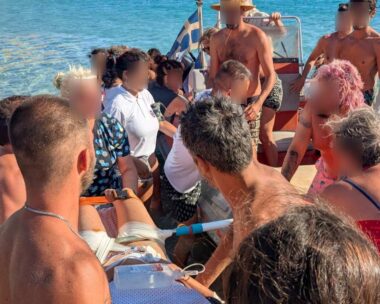 Λουόμενοι μεταφέρουν και συγκρατούν την τραυματισμένη νεαρή γυναίκα στη Δονούσα/ Φωτογραφία Cyclades24.gr