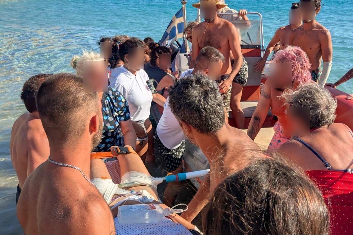 Λουόμενοι μεταφέρουν και συγκρατούν την τραυματισμένη νεαρή γυναίκα στη Δονούσα/ Φωτογραφία Cyclades24.gr