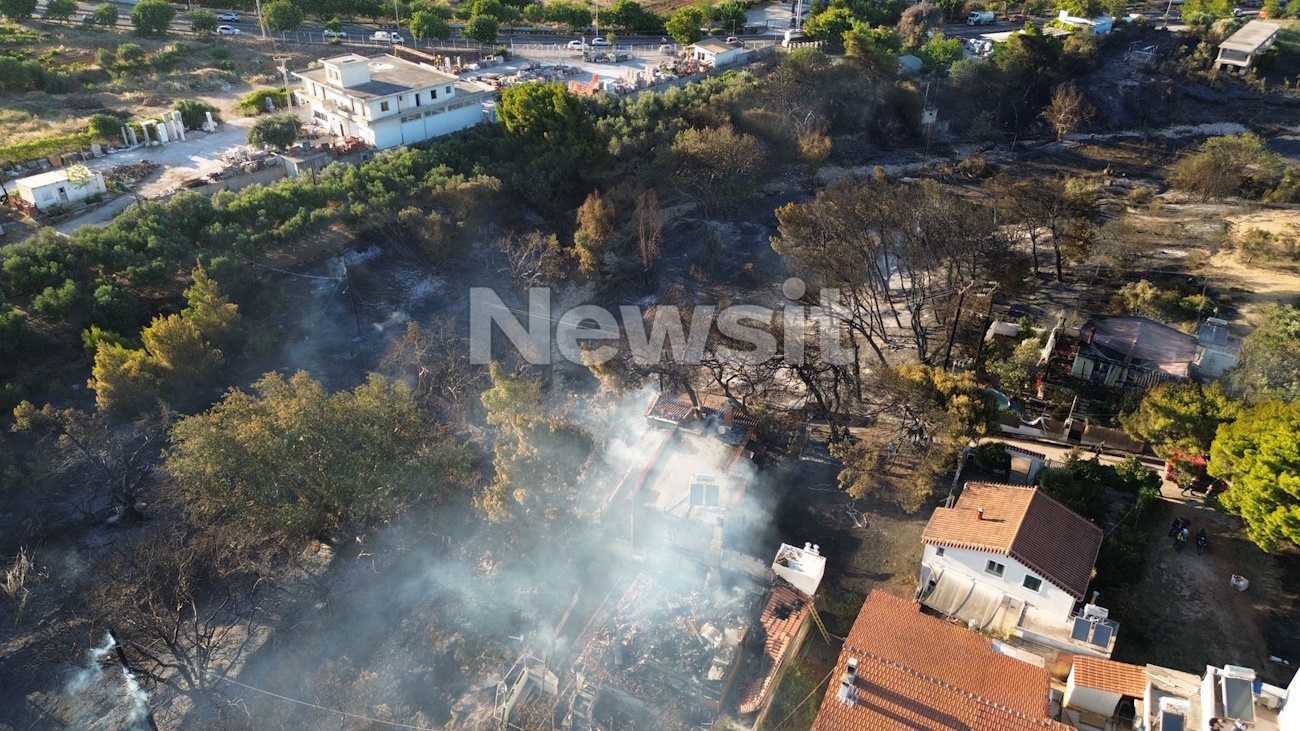 Εικόνα από τη φωτιά κοντά στη Ραφήνα