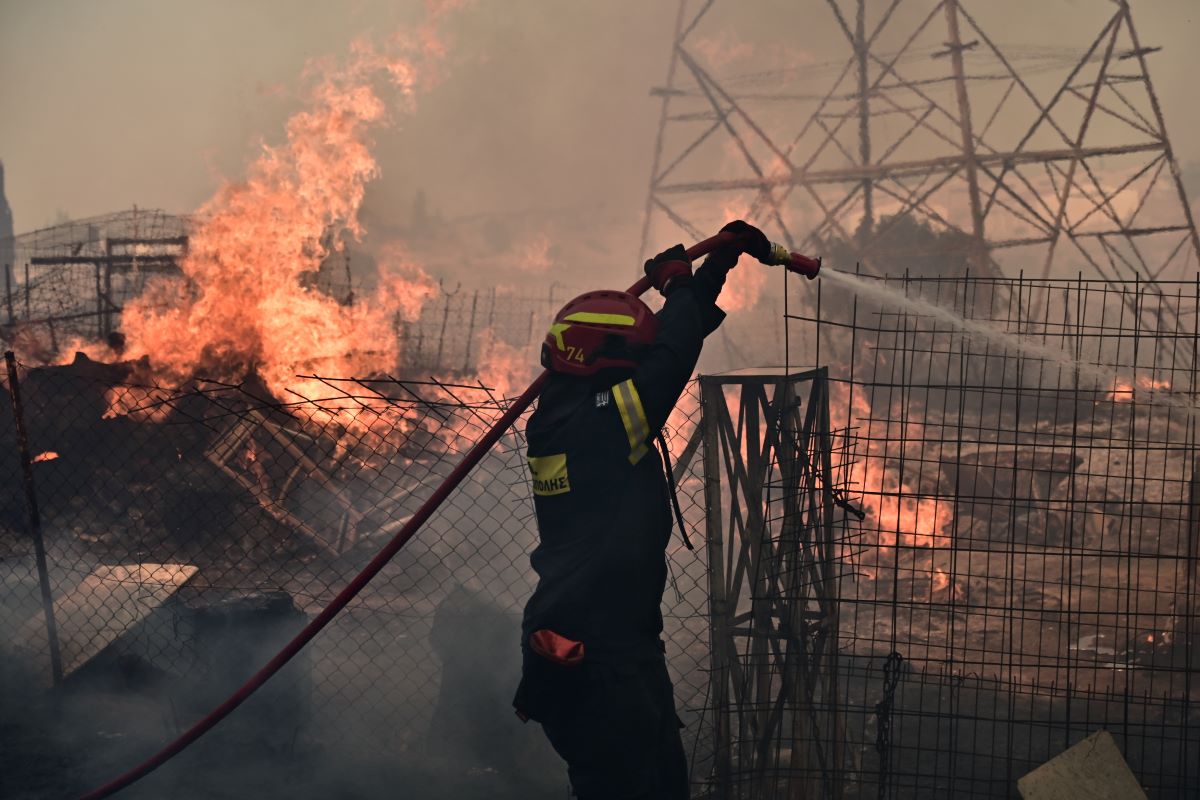Μεγάλο το μέτωπο της φωτιάς στη Δροσοπηγή