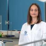 Η Κατερίνα σε ένα από τα εργαστήρια φαρμακευτικής του Πανεπιστημίου
