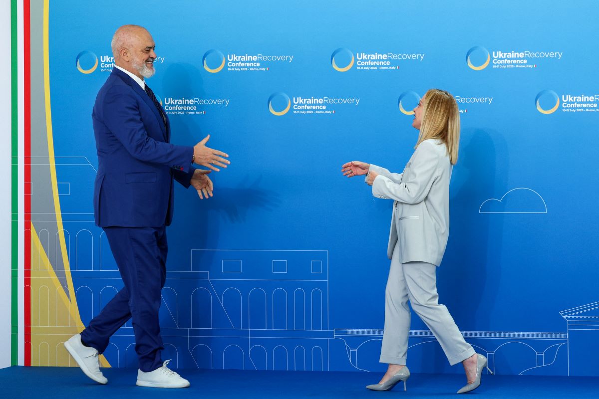 Ο Έντι Ράμα χαιρετά την Τζόρτζια Μελόνι