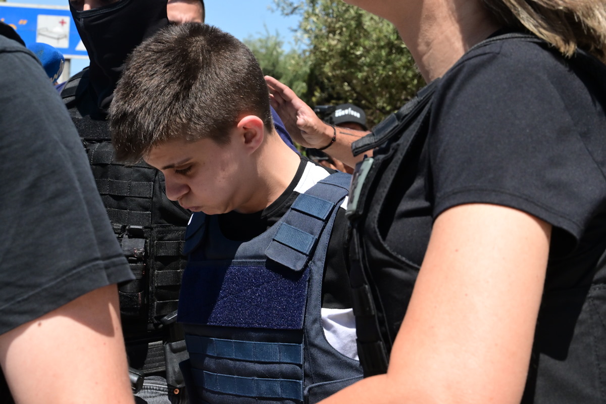 Mεταγωγή της 25χρονης Ειρήνης Μουρτζούκου στις φυλακές Κορυδαλλού από την ΓΑΔΑ
