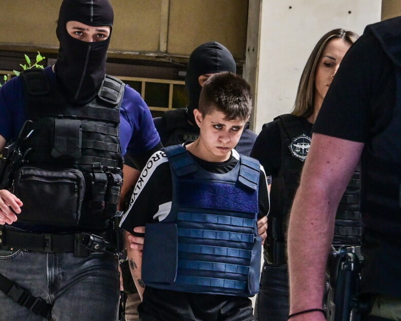 Η Ειρήνη Μουρτζούκου έφτασε στον Κορυδαλλό – Με χαμένο βλέμμα και σκυμμένο κεφάλι