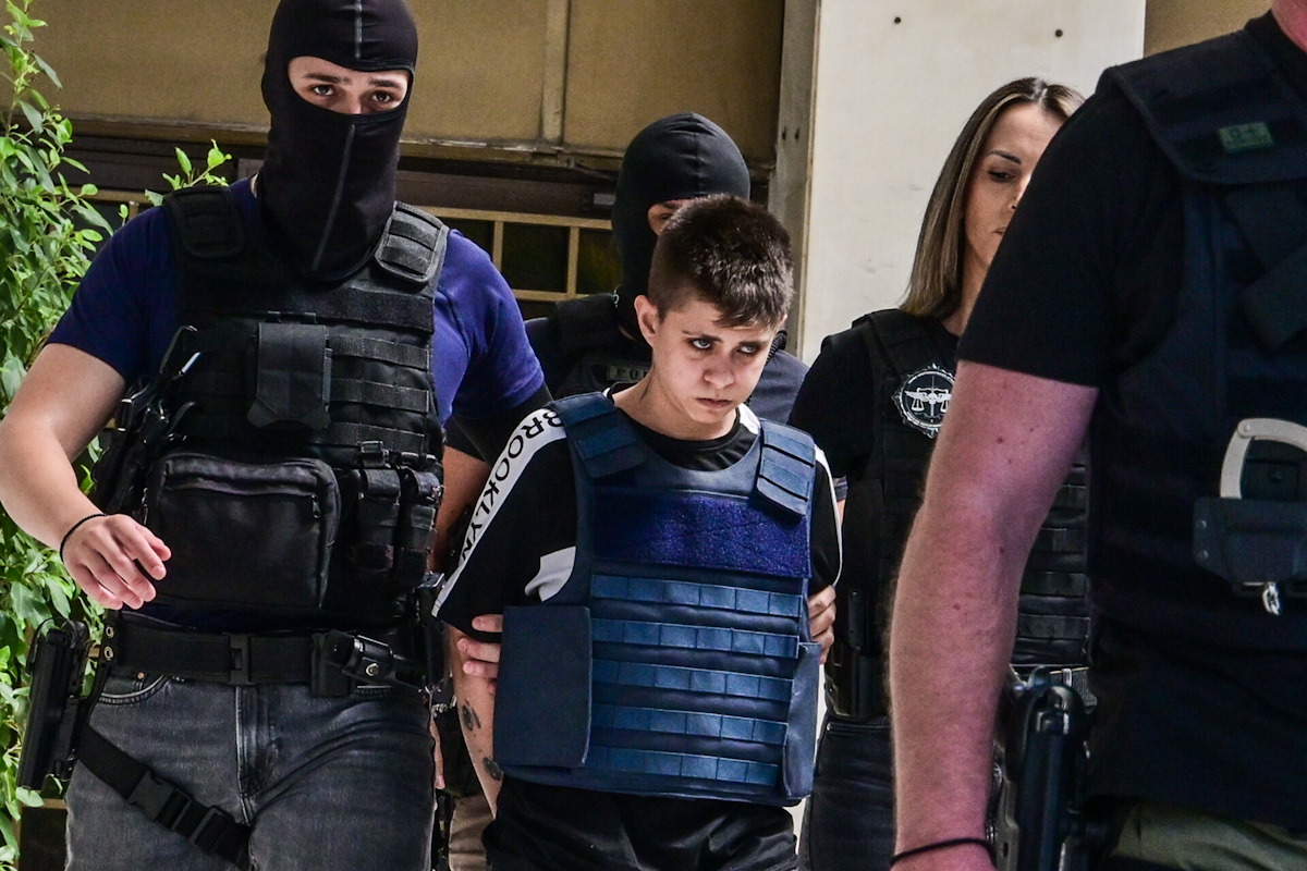 Mεταγωγή της 25χρονης Ειρήνης Μουρτζούκου στις φυλακές Κορυδαλλού από την ΓΑΔΑ
